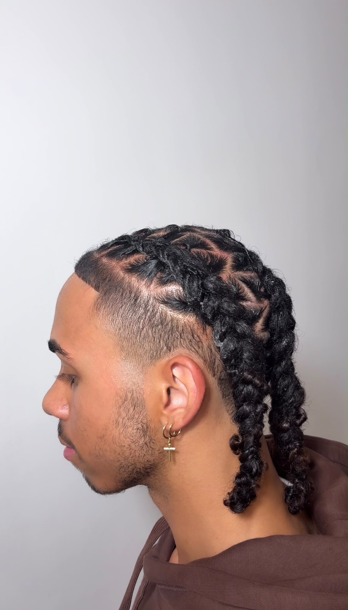 Coiffure en locks tressées vue de profil